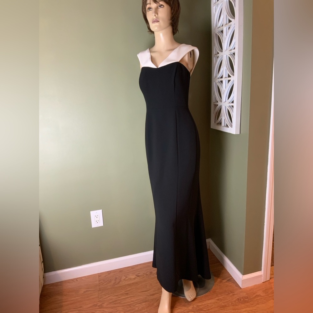 Calvin Klein Elegant Black and white gown Dress size 2